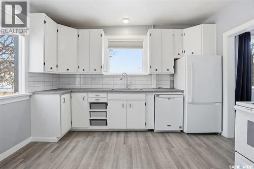 1300 Athol Street, Regina, SK - Indoor Photo Showing Kitchen