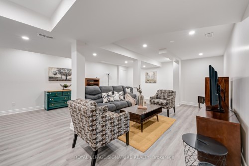 1481 Otis Avenue, Mississauga, ON - Indoor Photo Showing Living Room