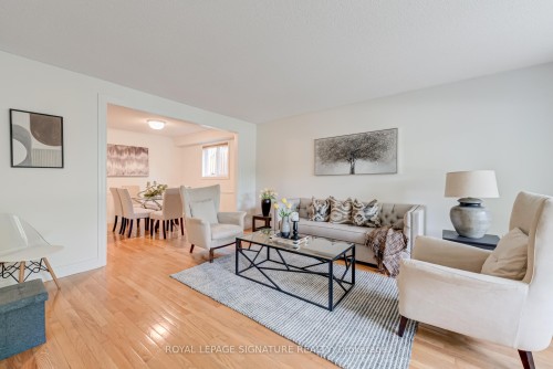 1481 Otis Avenue, Mississauga, ON - Indoor Photo Showing Living Room