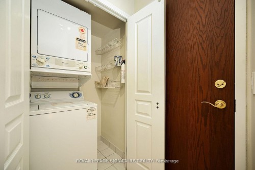 1703-2545 Erin Centre Boulevard, Mississauga, ON - Indoor Photo Showing Laundry Room