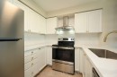 1703-2545 Erin Centre Boulevard, Mississauga, ON  - Indoor Photo Showing Kitchen 