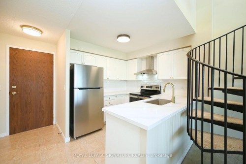 1703-2545 Erin Centre Boulevard, Mississauga, ON - Indoor Photo Showing Kitchen