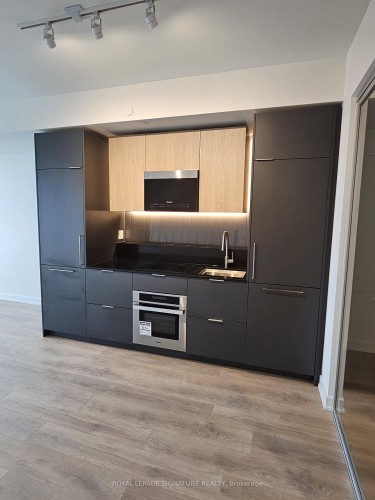 420-1 Fairview Road E, Mississauga, ON - Indoor Photo Showing Kitchen