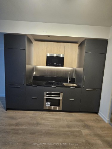 420-1 Fairview Road E, Mississauga, ON - Indoor Photo Showing Kitchen