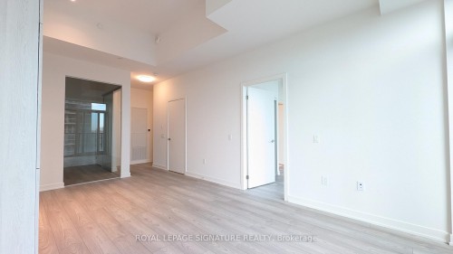 605-120 Broadway Avenue, Toronto, ON - Indoor Photo Showing Other Room