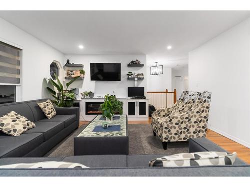 2934 E Osprey Drive, Abbotsford, BC - Indoor Photo Showing Living Room