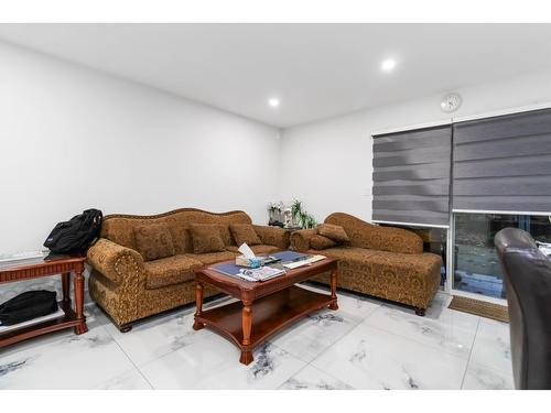 2934 E Osprey Drive, Abbotsford, BC - Indoor Photo Showing Living Room
