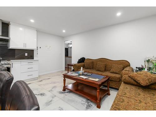 2934 E Osprey Drive, Abbotsford, BC - Indoor Photo Showing Living Room