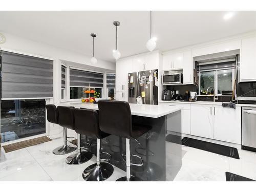 2934 E Osprey Drive, Abbotsford, BC - Indoor Photo Showing Kitchen With Upgraded Kitchen