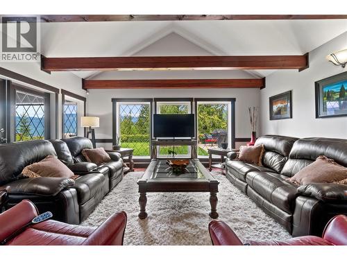 5121 Ivy Road, Eagle Bay, BC - Indoor Photo Showing Living Room
