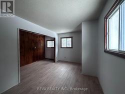 Secondary bedroom with closet - 