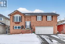 7 EASTWOOD AVENUE N  Oshawa, ON L1G 3Y5