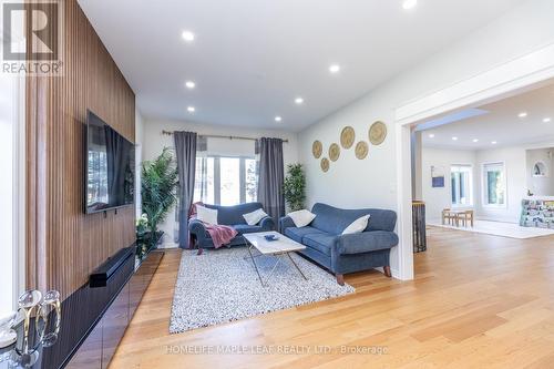 238 Devonsleigh Boulevard, Richmond Hill, ON - Indoor Photo Showing Living Room