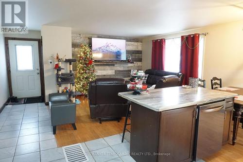 151 Carter Boulevard, Temiskaming Shores (Haileybury), ON - Indoor Photo Showing Living Room