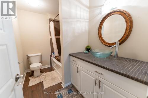 1984 Jubilee Drive, London North (North E), ON - Indoor Photo Showing Bathroom
