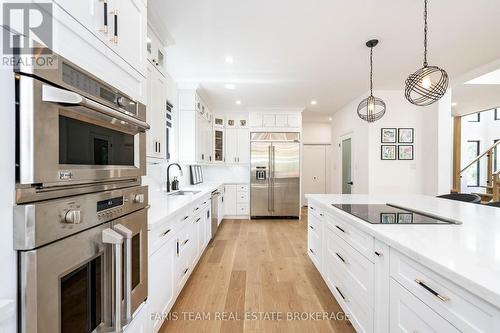183 Woodland Drive, Wasaga Beach, ON - Indoor Photo Showing Kitchen With Upgraded Kitchen