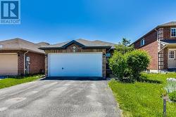 LOWER - 209 DUNSMORE LANE  Barrie, ON L4M 6Z8