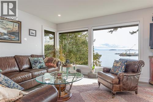 3483 Schooner Rd, Nanoose Bay, BC - Indoor Photo Showing Living Room