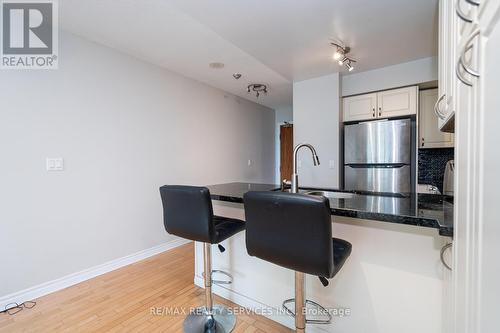 1403 - 33 Elm Drive, Mississauga, ON - Indoor Photo Showing Kitchen