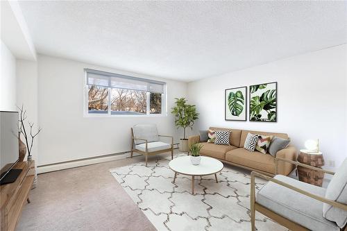 11 Davidson Avenue E, Dauphin, MB - Indoor Photo Showing Living Room
