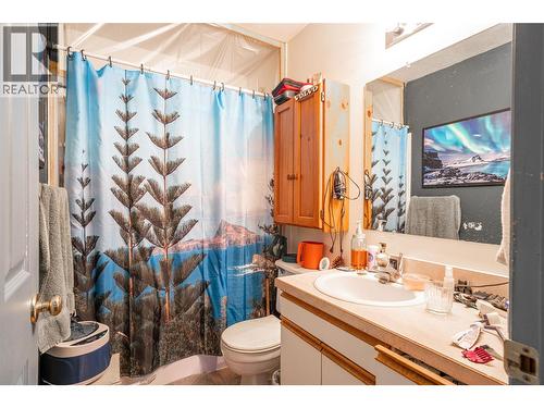 5683 97 Highway, Falkland, BC - Indoor Photo Showing Bathroom