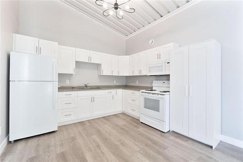 218 Whitmore Avenue W, Dauphin, MB - Indoor Photo Showing Kitchen