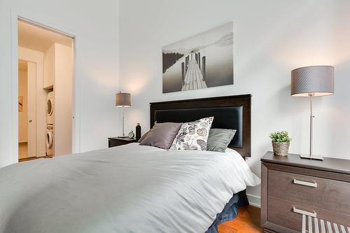 Primary bedroom - 211-1155 Rue De La Montagne, Montréal (Ville-Marie), QC - Indoor Photo Showing Bedroom