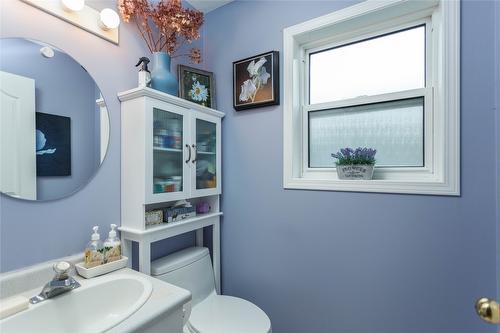 2094 Saddleview Avenue, Lumby, BC - Indoor Photo Showing Bathroom