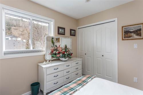 2094 Saddleview Avenue, Lumby, BC - Indoor Photo Showing Bedroom