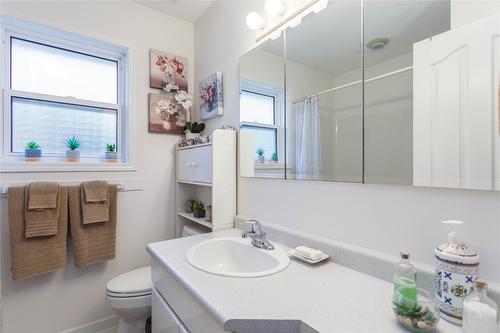 2094 Saddleview Avenue, Lumby, BC - Indoor Photo Showing Bathroom