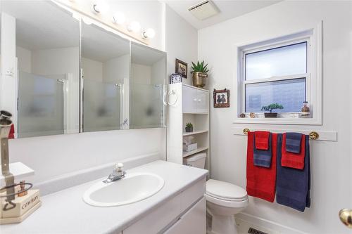 2094 Saddleview Avenue, Lumby, BC - Indoor Photo Showing Bathroom