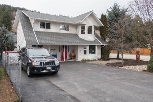 2094 Saddleview Avenue, Lumby, BC - Outdoor With Facade
