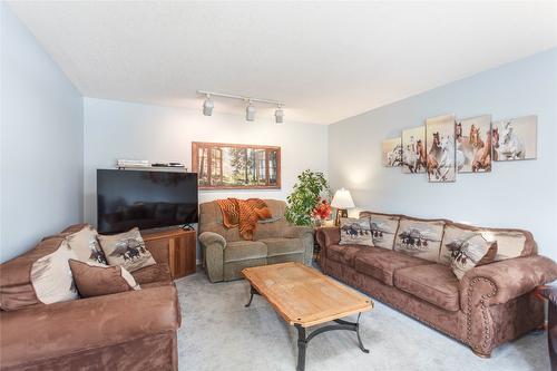2094 Saddleview Avenue, Lumby, BC - Indoor Photo Showing Living Room