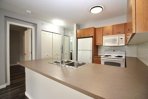 411-539 Yates Road, Kelowna, BC - Indoor Photo Showing Kitchen With Double Sink