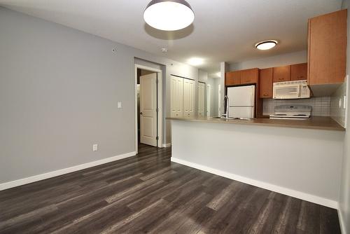 411-539 Yates Road, Kelowna, BC - Indoor Photo Showing Kitchen