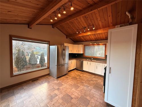 9209 Wallis Avenue, Wilmer, BC - Indoor Photo Showing Kitchen With Double Sink