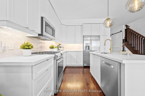 22-35 Midhurst Heights, Hamilton, ON - Indoor Photo Showing Kitchen With Upgraded Kitchen