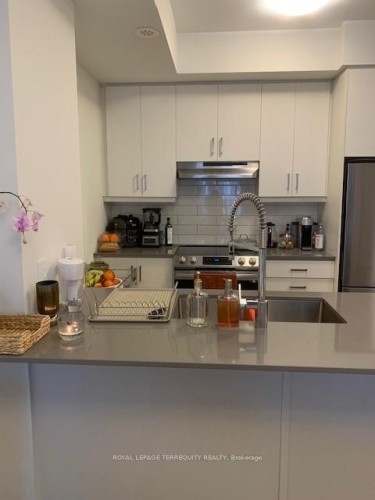 66-31 Honeycrisp Crescent, Vaughan, ON - Indoor Photo Showing Kitchen With Upgraded Kitchen