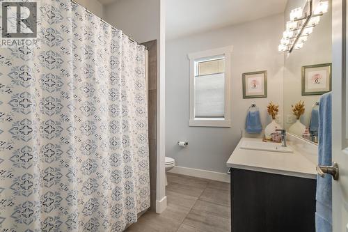 Main floor full bathroom with tub - 3118 Riesling Way, West Kelowna, BC 