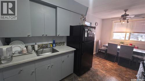 17 2620 5Th Avenue N, Regina, SK - Indoor Photo Showing Kitchen With Double Sink