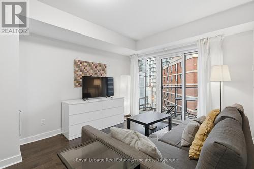 1606 - 58 Orchard View Boulevard, Toronto, ON - Indoor Photo Showing Living Room
