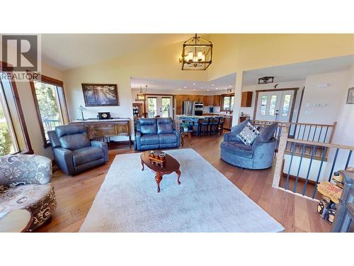 8380 Richardson Crescent, Canal Flats, BC - Indoor Photo Showing Living Room