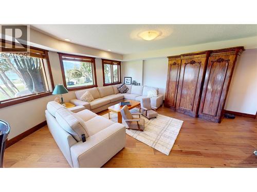 8380 Richardson Crescent, Canal Flats, BC - Indoor Photo Showing Living Room