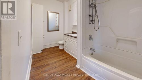 216 Mary Street, Pembroke, ON - Indoor Photo Showing Bathroom