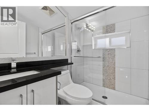 2430 E 41 Avenue, Vancouver, BC - Indoor Photo Showing Bathroom