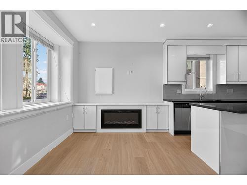 2430 E 41 Avenue, Vancouver, BC - Indoor With Fireplace