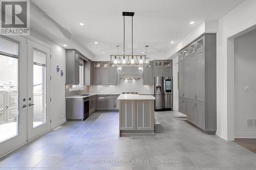 48 Viva Gardens, Oakville, ON - Indoor Photo Showing Kitchen With Upgraded Kitchen