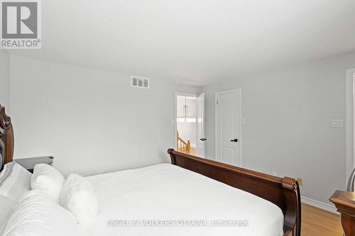 2060 Gardenway Drive, Ottawa, ON - Indoor Photo Showing Bedroom