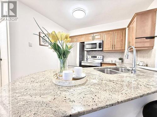 Lph2 - 25 Grenville Street, Toronto, ON - Indoor Photo Showing Kitchen With Double Sink