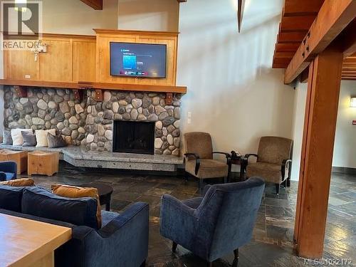 103D 1800 Riverside Lane, Courtenay, BC - Indoor Photo Showing Living Room With Fireplace